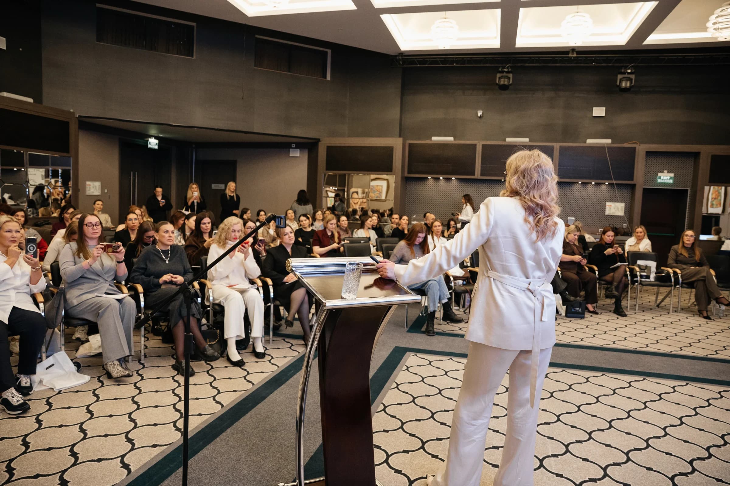 Наталья Валерьевна Окшина выступает с докладом на конференции KN Tech & Academie Groupe